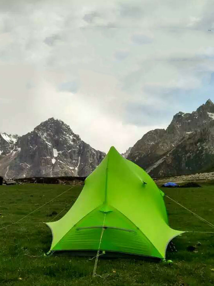 Tente de randonnée  pour le camping en plein air .