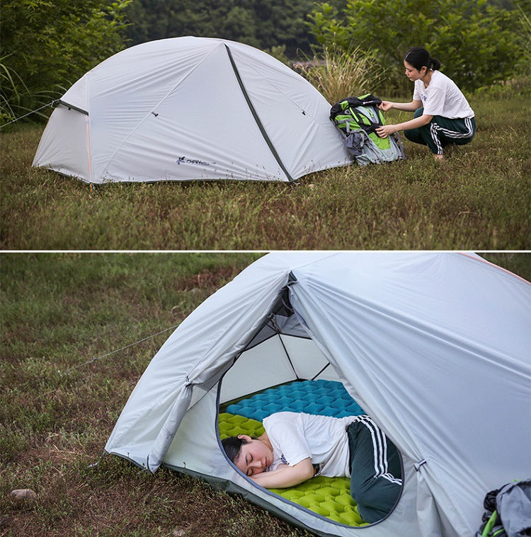 Tente double couche imperméable pour le camping en plein air .